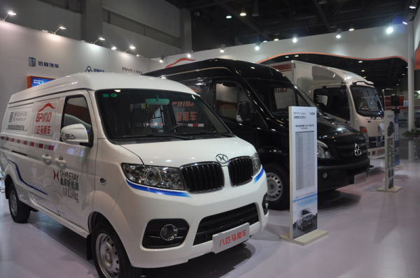 “华晨鑫源”亮相2017蜂集万采快递物流博览会 聚焦新能源汽车整车销售